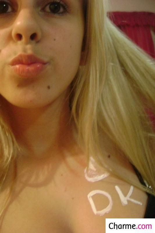 Amatrice blonde exhibe ses gros nichons amatrice blonde exhibe gros nichons