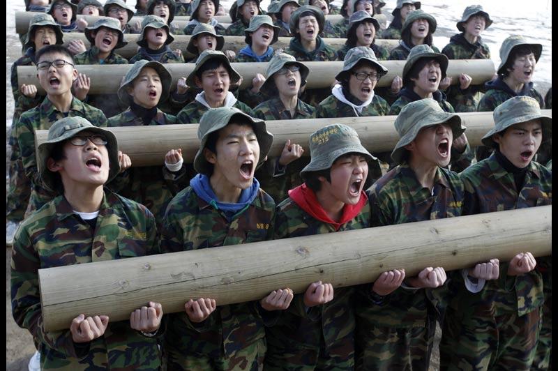 Jeudi 6 janvier, ces écoliers suivent une formation dans un camp militaire d’hiver destiné aux civils, près d’Ansan, à quarante kilomètres au sud-ouest de Séoul, en Corée du Sud. Ce stage, dirigé par des marines retraités, dure entre quatre et quatorze jours.