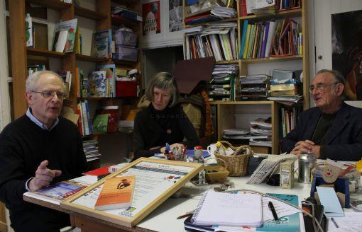 Gilles Chapacou, Martine Plainfossé et Maurice Marteau préparent «Livres en scène».	Photo J.-P. C.
