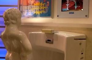 GAUmwUkPLBM Sega place des jeux vidéos sur les urinoirs
