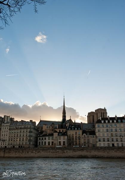 Pèle-Mêle. Bord de Seine et Marche aux flambeaux. seine-contre-jour