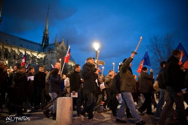 Pèle-Mêle. Bord de Seine et Marche aux flambeaux. marche-aux-flambeaux