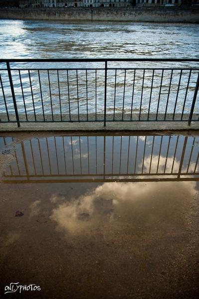 Pèle-Mêle. Bord de Seine et Marche aux flambeaux. seine-reflet-contre-jour