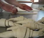 Un boulanger prépare des viennoiseries vidéo boulanger pain chocolat viennoiserie croissant