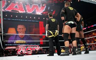 John Cena interrompt l'initiation des Nexus John Cena toujours blessé propose à CM Punk un combat pour le Raw de la semaine prochaine