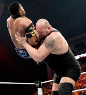Big Show met à mal David Otunga CM Punk a demandé à David Otunga d'aller gifler le Big Show