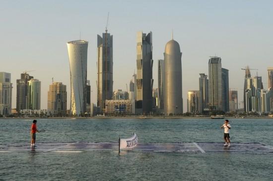 Court de tennis flottant à Doha, au Qatar.