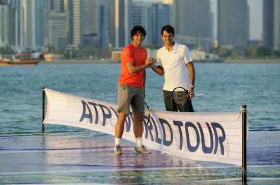 Court de tennis flottant à Doha, au Qatar.
