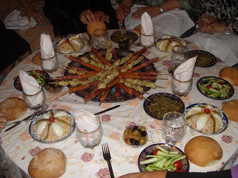 Un savoureux diner en famille, proches et amis/es Un savoureux diner en famille, proches et amis/es