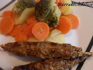 Brochettes de viande hachée et ses légumes