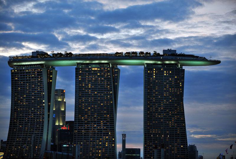 <b></div>CHAMBRE AVEC VUE. </b> Les avis des internautes qui ont testé ce nouvel hôtel, inauguré à Singapour en juin dernier, sont très partagés. Mais ils sont en revanche unanimes à exprimer leur admiration pour la piscine à débordement qui le surmonte et pour la vue à 360° sur la baie dont on profite depuis ses jardins suspendus. Les trois tours de 57 étages du Marina Bay Sands abritent au total plus de 2500 chambres et suites– ainsi qu’un casino, une galerie marchande et 13 bars ou restaurants – dont les prix grimpent avec l’ascenseur, de 300 à 1000 dollars pour une nuit. Mais il est possible d’accéder à son époustouflant toit SkyPark, aussi long que la tour Eiffel est haute, sans être client de l’hôtel. 