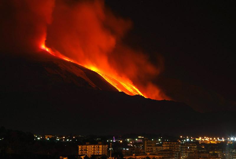 Depuis jeudi 13 janvier, l’Etna est à nouveau en éruption avec d’importantes coulées de lave. Ce regain d'activité du volcan a contraint les autorités italiennes à fermer brièvement l'aéroport international de Catane, dans l'est de la Sicile. 