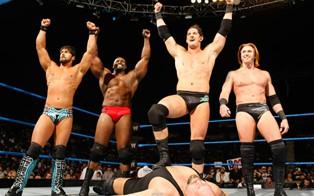 Ezekiel Jackson, Wade Barrett, Heath Slater et Justin Gabriel triomphent devant Big Show Ezekiel Jackson, Wade Barrett, Heath Slater et Justin Gabriel ont du s'y mettre à 4 pour vaincre le géant de Smackdown