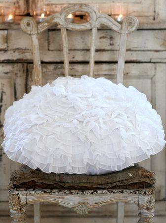 Tutos à volants et cadeaux en cascade coussin_froufrou_volants_ruffle
