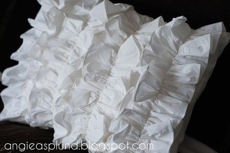 Tutos à volants et cadeaux en cascade coussin_volant_froufrous_ruffle_1