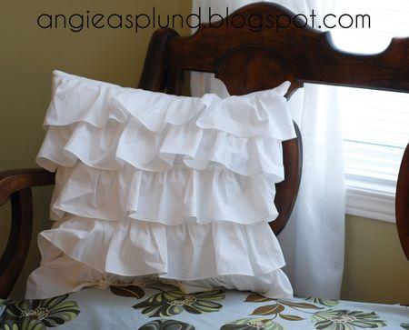 Tutos à volants et cadeaux en cascade coussin_volant_froufrous_ruffle_2jpg