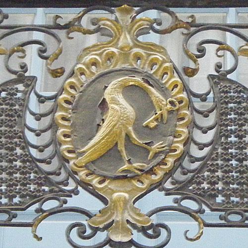 Le Mans, enseigne de serrurier sur un balcon Le Mans, enseigne de serrurier sur un balcon