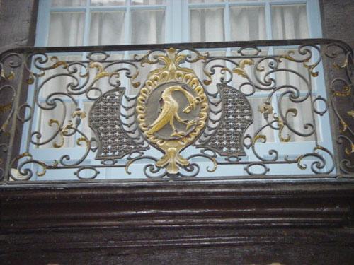 Le Mans, enseigne de serrurier sur un balcon Le Mans, enseigne de serrurier sur un balcon