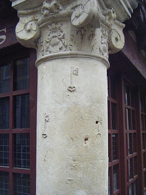 Le Mans, enseigne de serrurier sur un pilier Le Mans, enseigne de serrurier sur un pilier