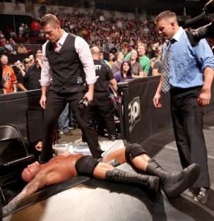 The Miz attaque Randy Orton The Miz et Alex Riley attaquent The Viper lors du Raw du 17/01/2011