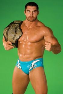 Mason Ryan le nouveau membre des Nexus CM Punk a recruté un nouveau membre en la personne de Mason Ryan un catcheur au physique proche de Batista