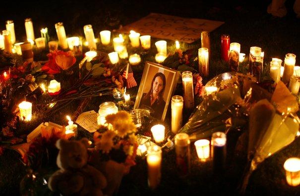 Des vedettes de YOUTUBE s'unissent en hommage à la fusillade de Tucson Des vedettes de YOUTUBE s'unissent en hommage à la fusillade de Tucson