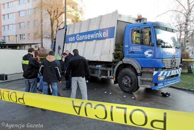 Tué de plusieurs coups de machette http://bi.gazeta.pl/im/8/8963/z8963398X,Miejsce-morderstwa.jpg