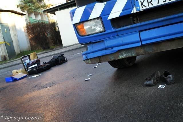 Tué de plusieurs coups de machette http://bi.gazeta.pl/im/5/8963/z8963425X,Miejsce-morderstwa.jpg