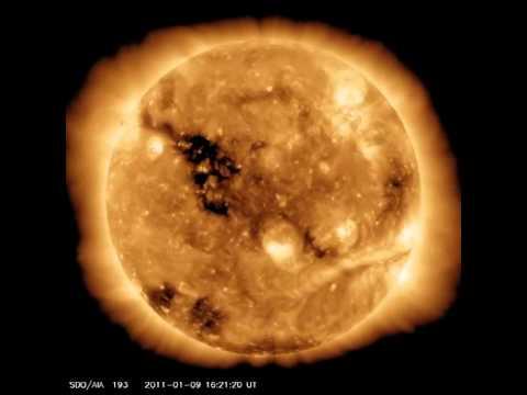 En vidéo : trous coronaux et pluie de plasma à la surface du Soleil Image de prévisualisation YouTube