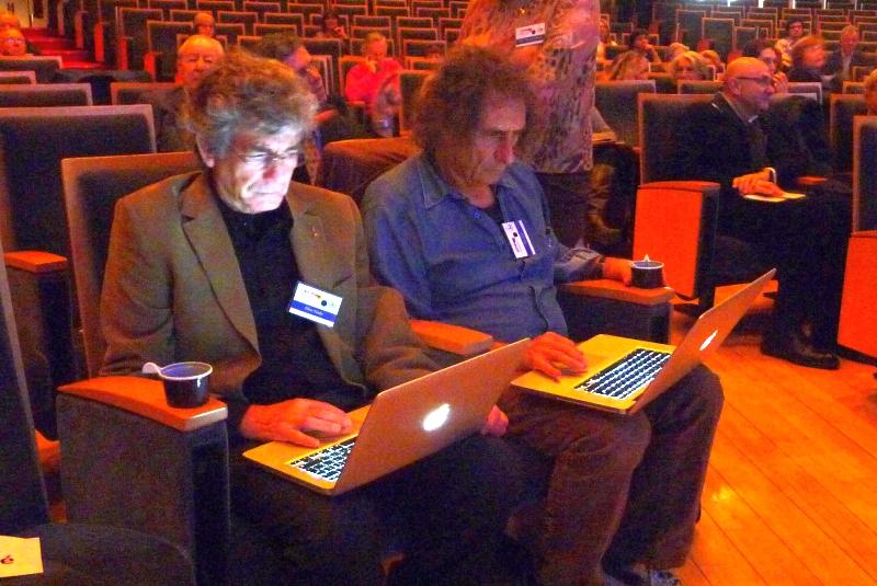 Idan Segev et Eilon Vaadia préparent leurs exposés Peut-on réparer le cerveau? De la recherche au traitement. Colloque de l’AFIRNe 2011