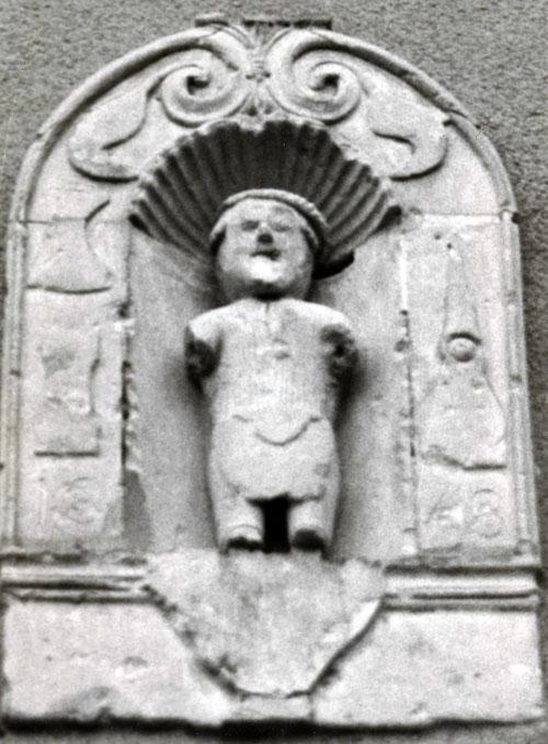 Une statuette de taillandier à Sarcé (72) Une statuette de taillandier à Sarcé (72)