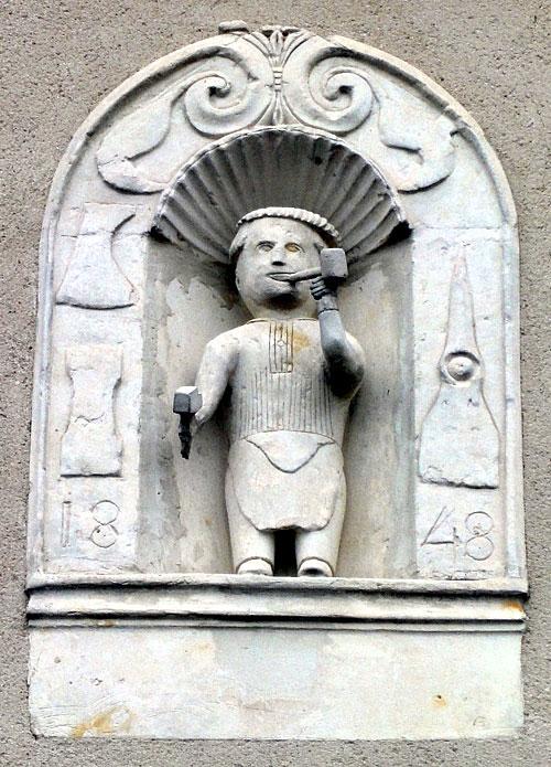 Une statuette de taillandier à Sarcé (72) Une statuette de taillandier à Sarcé (72)