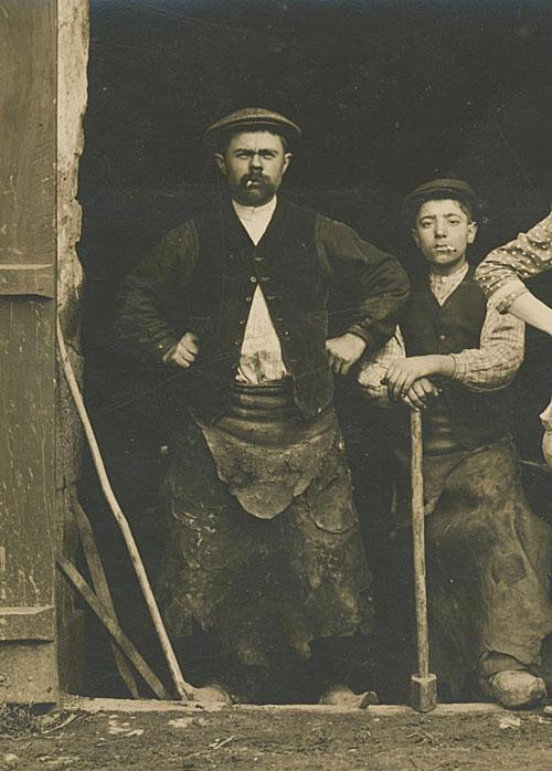 Une statuette de taillandier à Sarcé (72) Une statuette de taillandier à Sarcé (72)