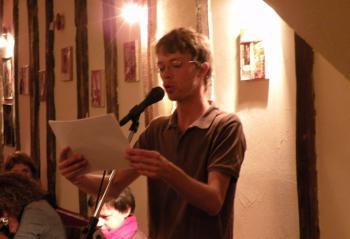 Lombez (32) - Un nouveau résident à la maison des écritures Le poète Fabrice Caravaca est le nouveau résident ; il est également un assidu des lectures publiques./Photo DDM.