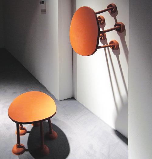 Table en caoutchouc par Thomas Shnur Table en caoutchouc par Thomas Shnur