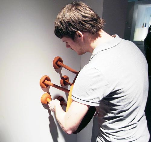 Table en caoutchouc par Thomas Shnur Table en caoutchouc par Thomas Shnur