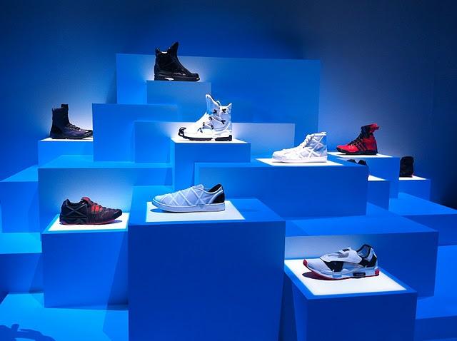 - Yohji Yamamoto & Adidas fêtent leurs 10 ans de collaboration autour d'une coupe de Moët...