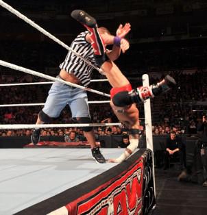 Wade Barrett affronte CM Punk au Raw du 24/01/2011 Les leaders des Nexus et de The Corre, CM Punk et Wade Barrett en décousent lors de Raw