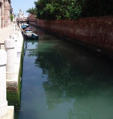 Près des marches, dans le petit rio della Croce, puant et envasé ...