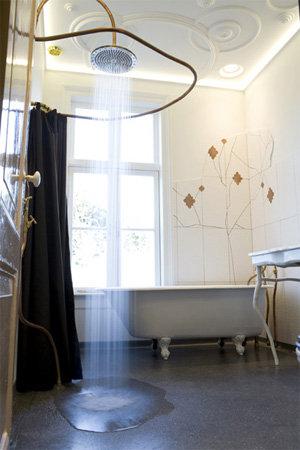 Une salle de bains baroque et onirique