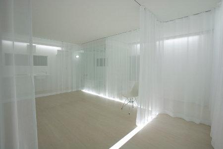 Une rénovation d’appartement épurée, blanche et translucide