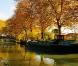 Canal du Midi, France Un week-end, même s'il est prolongé d'un ou deux jours, c'est un peu court pour embarquer sur une péniche pour une croisière sur le Canal du Midi. Ce n'est pas une raison pour ne pas découvrir les alentours ! A pied ou à vélo, flânez le long du Canal du Midi, et découvrez également les multiples vignobles qui l'entourent. Ceux qui veulent faire trempette pourront prendre leur voiture et se rendre aux plages de Valras ou de Sérignan à seulement quelques kilomètres. Pour vos dîners en tête à tête, optez pour l'un des restaurants de plage situés sur la côte. Vous oublierez immédiatement tout souci ! Où dormir ? A défaut de participer à une croisière sur le canal, embarquez sur la péniche d'hôtes, l'Appart des Anges, pour passer de douces nuits. Trois chambres au décor très cosy vous attendent avec une ambiance bateau grâce à ses hublots ouvrant sur l'eau. Pour vos petits-déjeuners, installez-vous sur la terrasse de la péniche (équipée d'une piscine !) en regardant tranquillement les bateaux qui passent... Un luxe qui a un prix ! Comptez 132 € la nuit pour deux personnes. Découvrez l'univers de cette péniche d'hôtes sur www.appartdesanges.com Canal du Midi, France Un week-end, même s'il est prolongé d'un ou deux jours, c'est un peu court pour embarquer sur une péniche pour une croisière sur le Canal du Midi. Ce n'est pas une raison pour ne pas découvrir les alentours ! A pied ou à vélo, flânez le long du Canal du Midi, et découvrez également les multiples vignobles qui l'entourent. Ceux qui veulent faire trempette pourront prendre leur voiture et se rendre aux plages de Valras ou de Sérignan à seulement quelques kilomètres. Pour vos dîners en tête à tête, optez pour l'un des restaurants de plage situés sur la côte. Vous oublierez immédiatement tout souci ! Où dormir ? A défaut de participer à une croisière sur le canal, embarquez sur la péniche d'hôtes, l'Appart des Anges, pour passer de douces nuits. Trois chambres au décor très cosy vous attendent avec une ambiance bateau grâce à ses hublots ouvrant sur l'eau. Pour vos petits-déjeuners, installez-vous sur la terrasse de la péniche (équipée d'une piscine !) en regardant tranquillement les bateaux qui passent... Un luxe qui a un prix ! Comptez 132 € la nuit pour deux personnes. Découvrez l'univers de cette péniche d'hôtes sur www.appartdesanges.com
