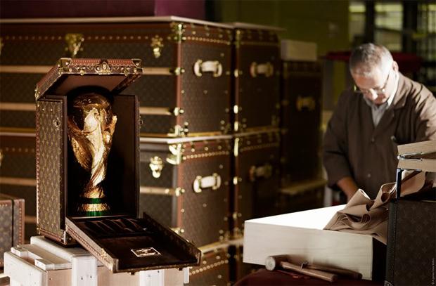 Les Footballeurs, égéries inattendues du luxe ? Le trophée de la Coupe du Monde de la FIFA transporté dans une mallette créé par Louis Vuitton