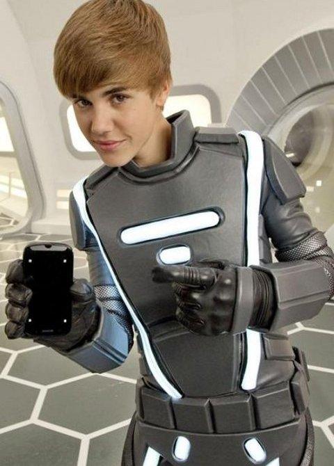 Justin Bieber ... il se déguise en robot pour une publicité (photo) Justin Bieber ... il se déguise en robot pour une publicité (photo)