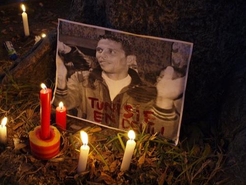 800px-Mohamed_Bouazizi_candle.jpg
