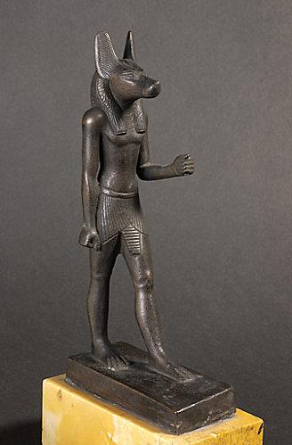 E 4550 - Louvre (Photo : C. Décamps) Anubis debout (E 4550) Salle 18, vitrine 1 (C. Décamps)