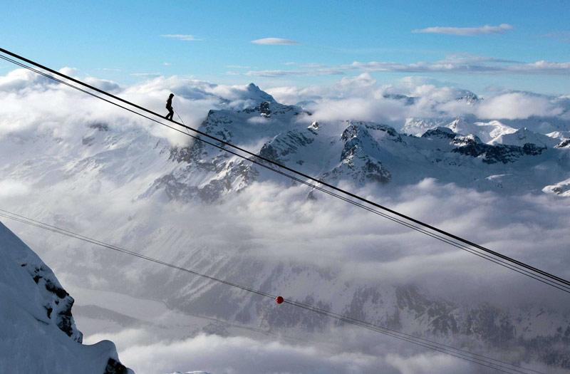 Le funambule Freddy Nock se déplace sur le câble d’un téléphérique à Silvaplana, en Suisse. Il tente de battre son record réalisé à Zurich en avril dernier, où il avait parcouru 900 mètres sur un câble fixé à 30 mètres de haut. 