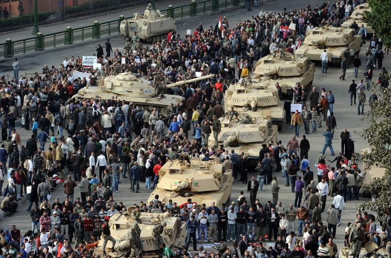 Comme les jours précédents, les habitants du Caire se sont rassemblés ce dimanche 30 janvier sur la place Tahrir, avec une présence militaire renforcée, comme ici où des colonnes de chars ont investi les rues de la capitale égyptienne. 