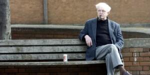 Un homme âgé fume sa pipe dans une rue de Dublin. L'Irlande a été le premier pays à interdire le tabac dans les lieux de travail et dans les pubs