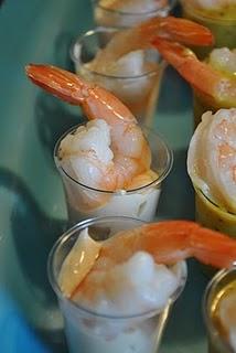 Mini-cocktails de crevettes et sauce mayonnaise piquante lime et harissa